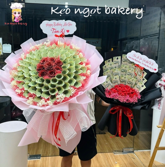 2 bó hoa tiền 100k tặng người thân 