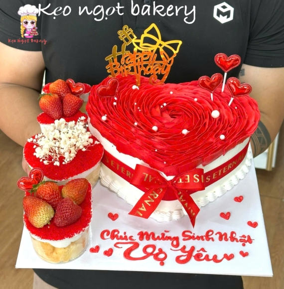 Bánh kem tone đỏ tặng vợ yêu