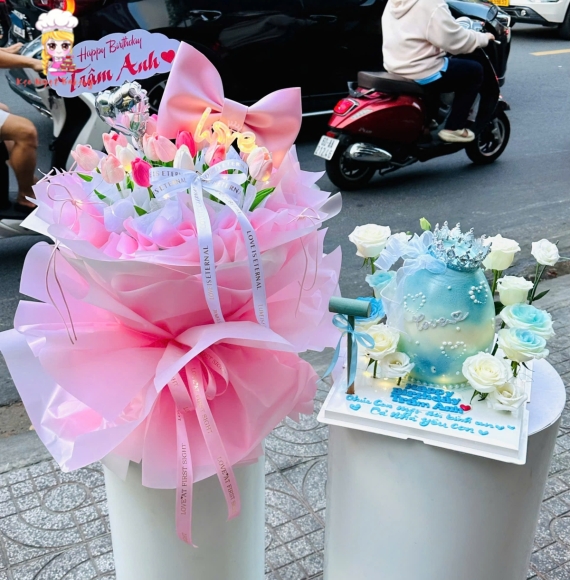 Combo hoa và bánh kem đập trứng tại Kẹo Ngọt 