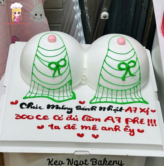 Bánh kem trang trí trêu bạn bè tại Kẹo Ngọt 
