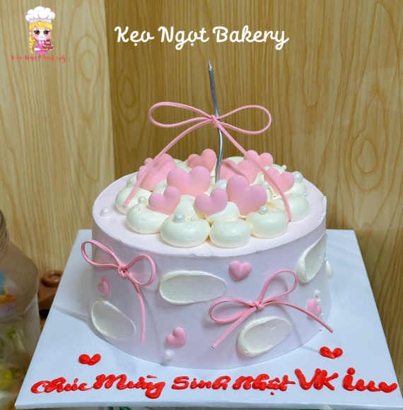 Bánh kem tone hồng trắng trang trí trái tim tặng vợ yêu 