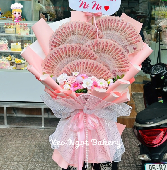 Bó hoa tiền 50k làm thành hình quạt kèm hoa tươi bán chạy 