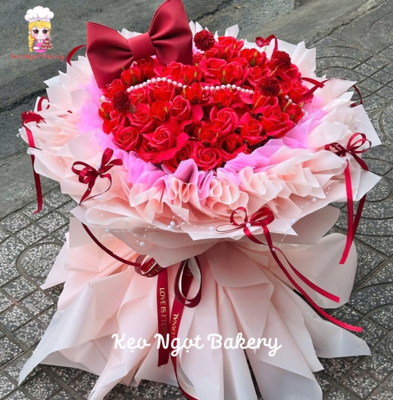 Bó hoa táp tone đỏ hình trái tim kèm nơ