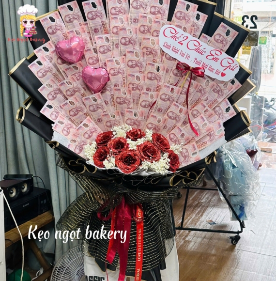 Bó hoa tiền 50k kèm hoa sáp tone đỏ siêu hot 