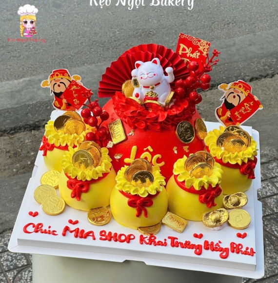 Bánh kem chữ lộc tone đỏ kèm bánh nhỏ xung quanh 
