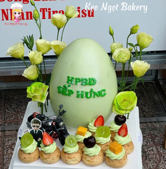 Bánh trứng tone trắng kèm bánh nhỏ siêu hot 