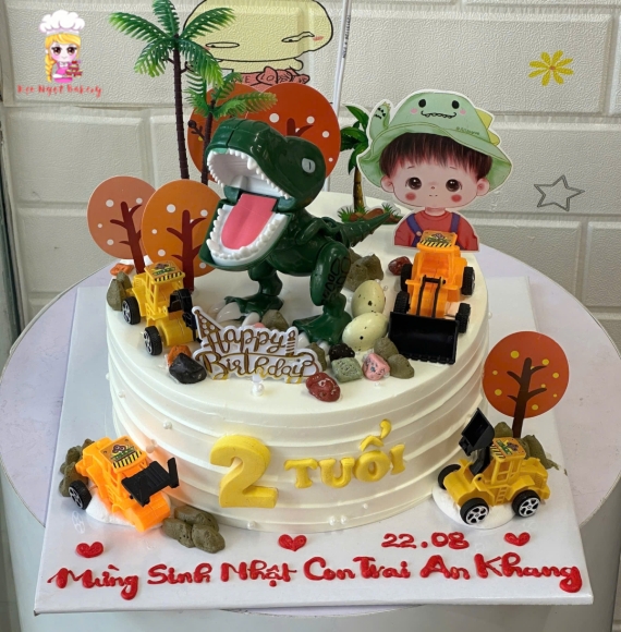 Bánh kem sinh nhật tặng các bé trai kèm đồ chơi trang trí 