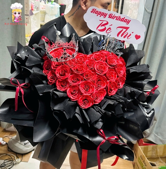 Bó hoa sáp tone hồng hình trái tim khổng lồ kèm vương miệng 