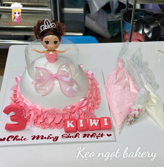 Bánh kem sinh nhật công chúa tone hồng 