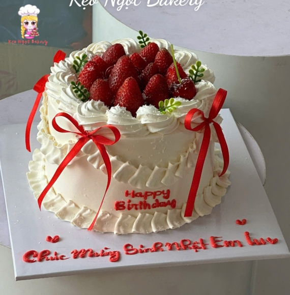 Bánh kem tone hồng kèm dâu tây siêu hot 