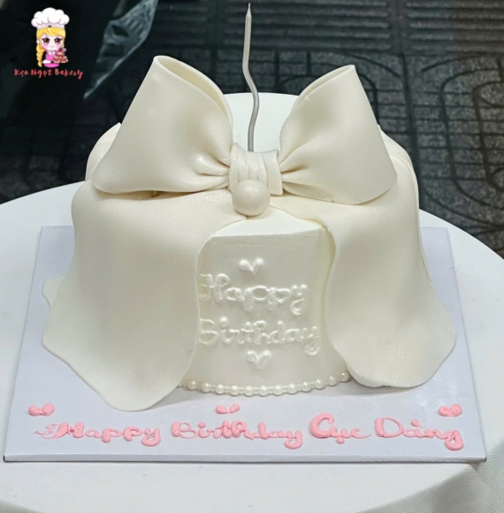 Bánh kem dành cho nữ tone trắng tặng cục vàng yêu 