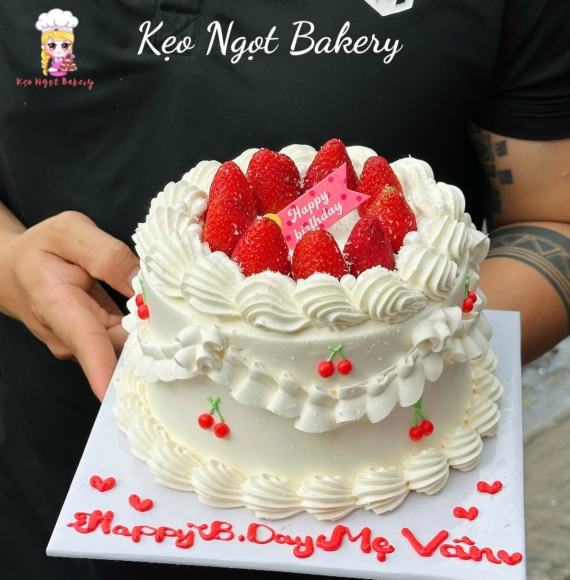 Bánh sinh nhật mix dâu tone trắng ngọt ngào 