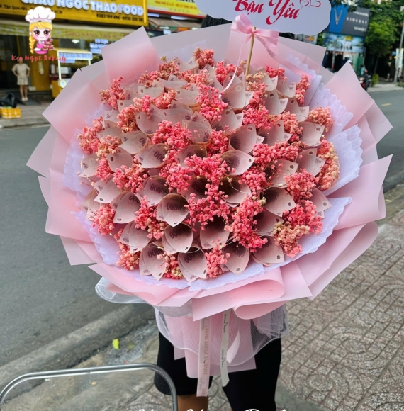 Bó hoa tiền tờ 50k cuộn tròn kết hợp với hoa baby xinh 