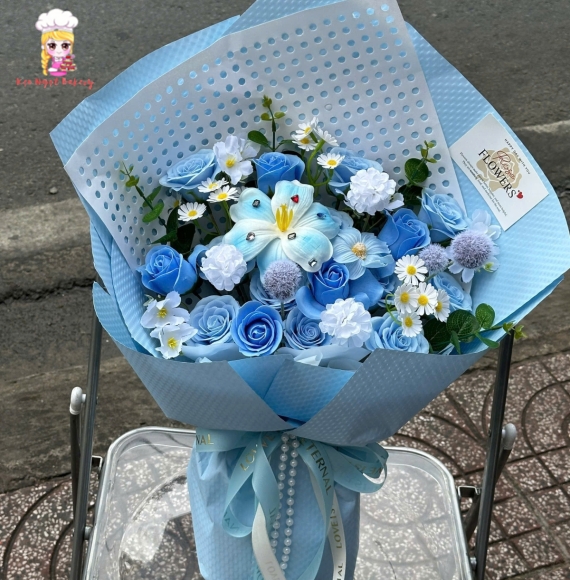 Bó hoa sáp kèm túi tone xanh dương siêu hot 
