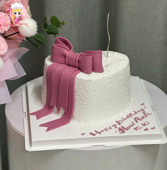 Bánh kem trái tim nơ hồng xinh hot 