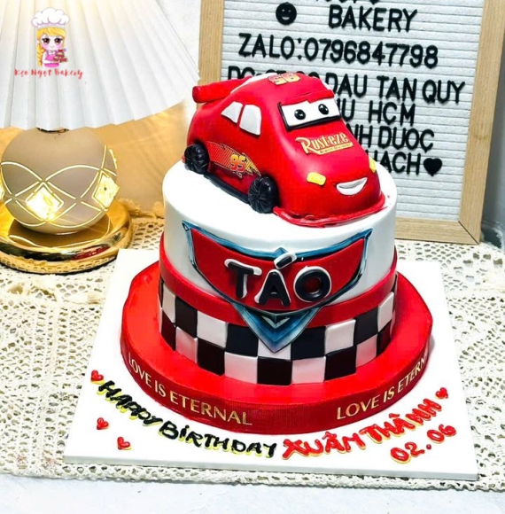 Bánh kem xe ô tô dành cho bé trai