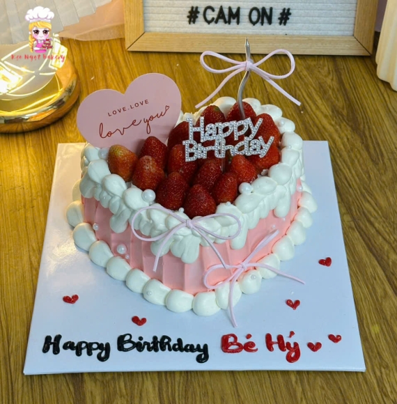 Bánh kem trái tim kèm trái dâu siêu hot