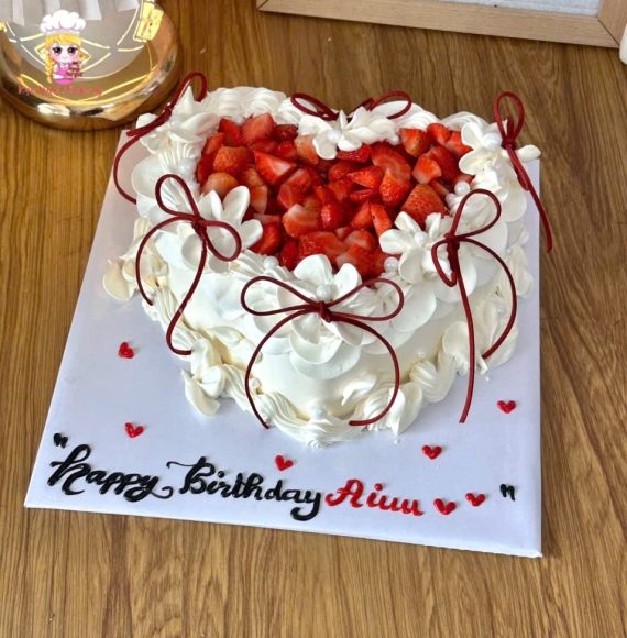 Bánh kem trái tim kèm trái dâu và nơ tặng ny