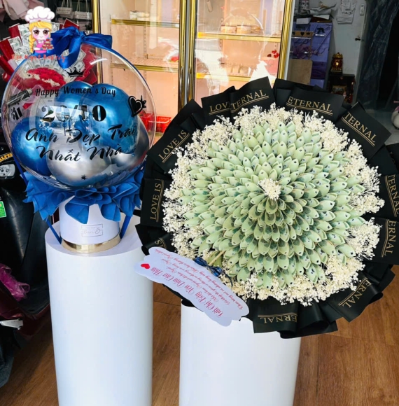 Combo bóng bay và hoa tiền 100 tờ