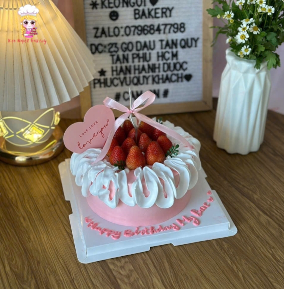 Bánh kem chúc mừng kèm dâu tây