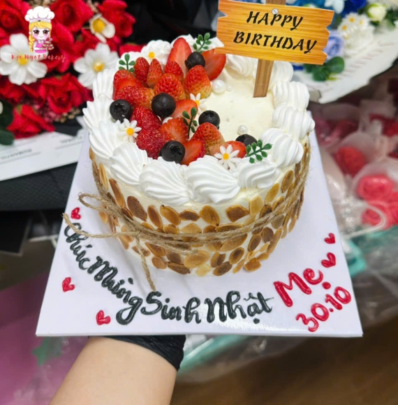 Bánh kem bắp phủ đầy dâu tây