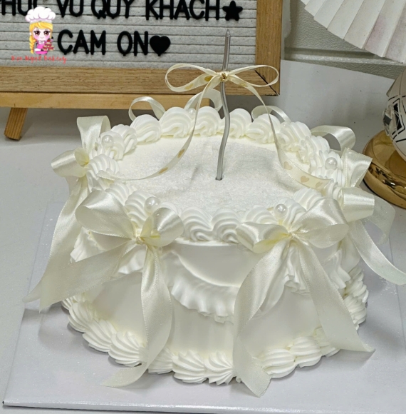 Bánh kem thổi kim tuyến bling bling hot tại Kẹo Ngọt tone trắng