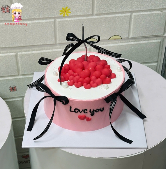 Bánh kem hồng trang trí thêm nơ đen tặng người yêu