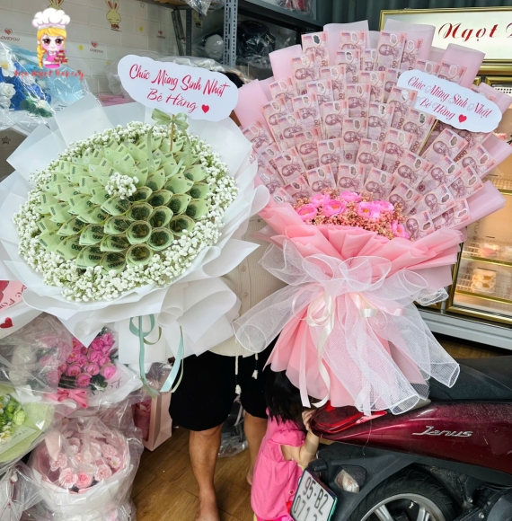 Bông hoa trang trí bằng tiền siêu hót tặng người yêu