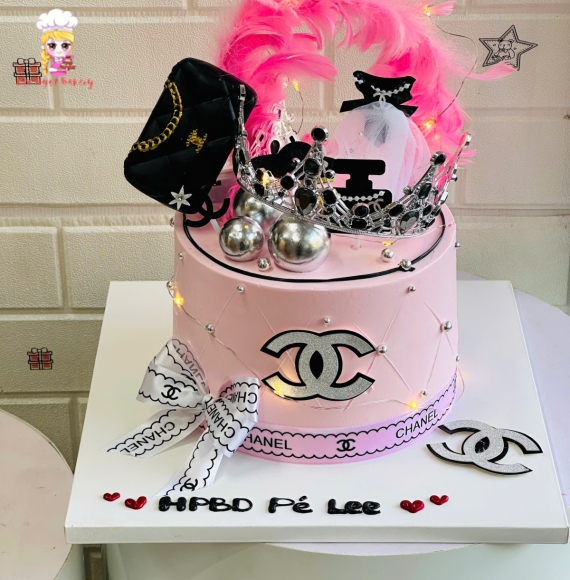 Bánh kem tone hồng trang trí thêm phụ kiện tặng vợ 
