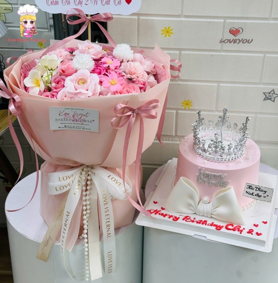 Combo hoa  và bánh kem vương miệng và hoa kèm hộp có nơ