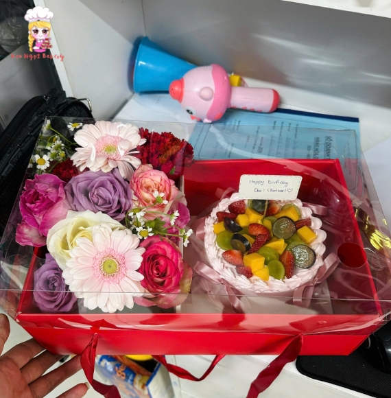 Combo hoa và bánh kem trái cây kèm hộp đỏ