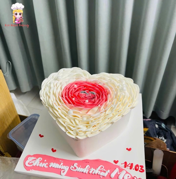 Bánh kem trái tim màu trắng tặng mẹ