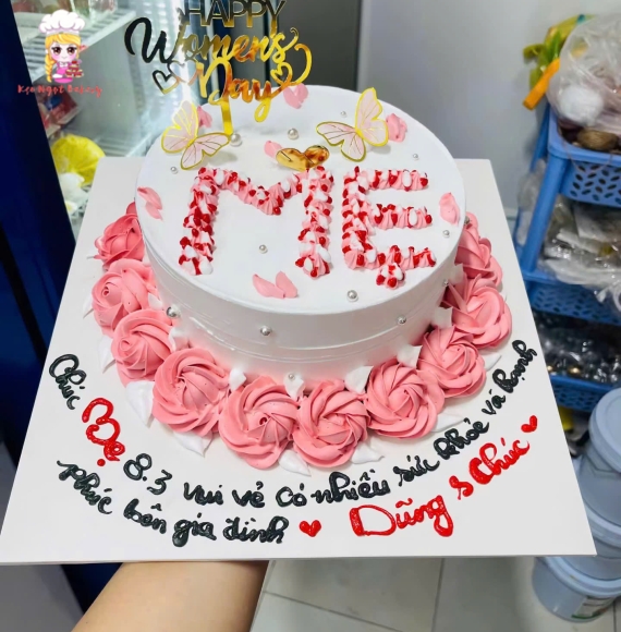 Bánh kem trang trí nơ hồng tặng mẹ