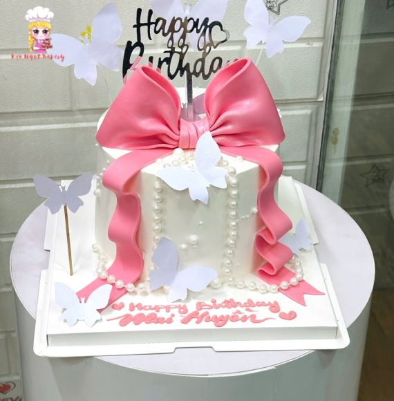 Bánh kem tone trắng trang trí thêm nơ hồng tặng bạn gái