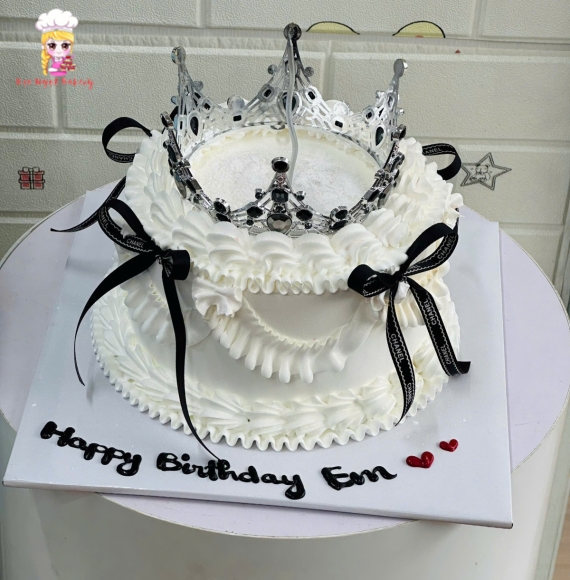 Bánh kem trái trang trí nơ đen tặng các bạn gái cá tính