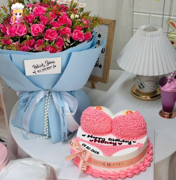 Combo hoa sáp xinh và bánh kem làm theo yêu cầu chỉ có tại Kẹo Ngọt