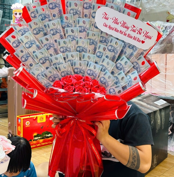 đóa hoa tiền 20k kèm bó hoa màu dỏ 