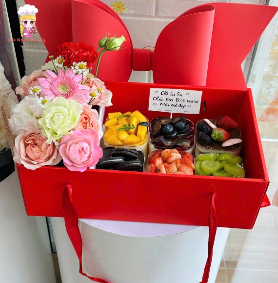 Set bánh kem và hoa sáp dành tặng các cặp đôi