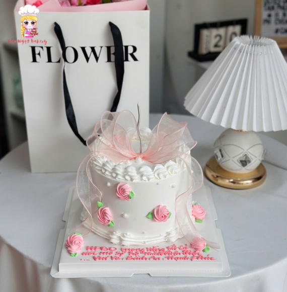 Set bánh kem và hoa tươi dành tặng cặp đôi