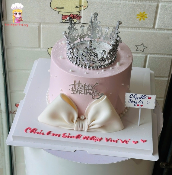 Mẫu bánh kem tone hồng vương miệng hot trend