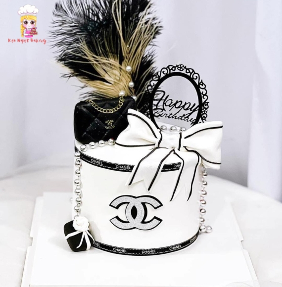 Bánh kem chanel lông vũ đen