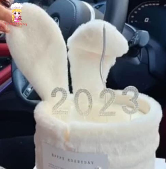 Bánh kem tai thỏ trắng