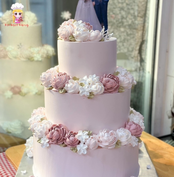 Bánh cưới 3 tầng hoa kem tươi