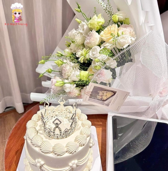 Combo hoa tươi bánh kem vương miện cho nữ