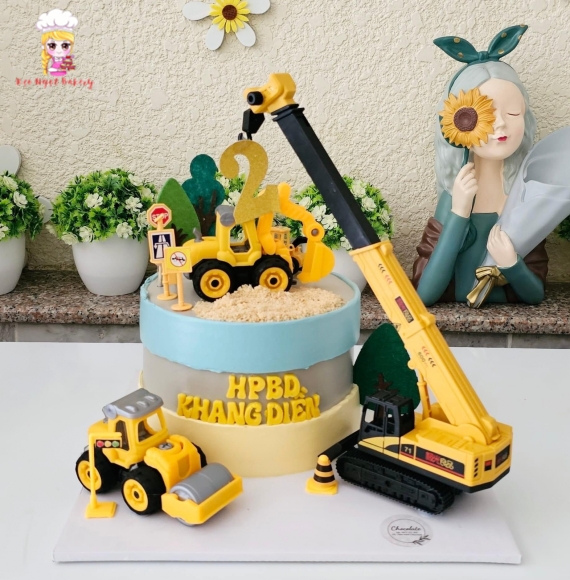 Bánh kem xe cẩu cho bé trai