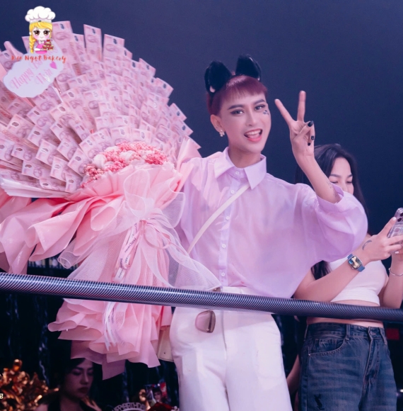 Hoa Tiền Tặng Người Thân