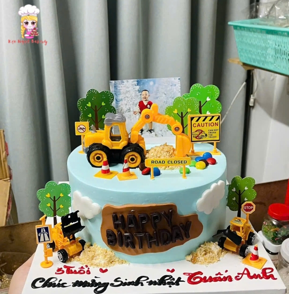 Bánh kem xe múc xe cẩu dành cho bé trai