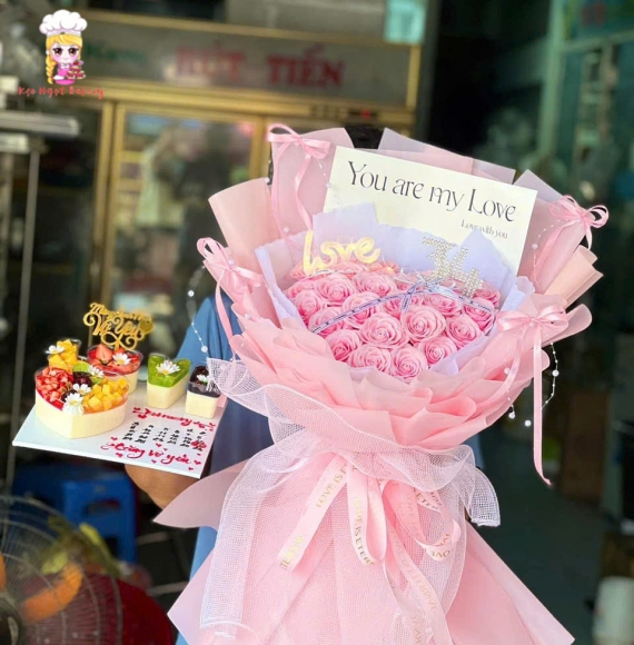 Bó hoa và bánh combo đáng yêu