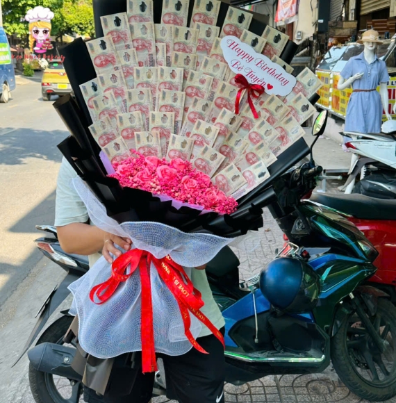 Bó hoa tiền tờ 200k tặng em gái
