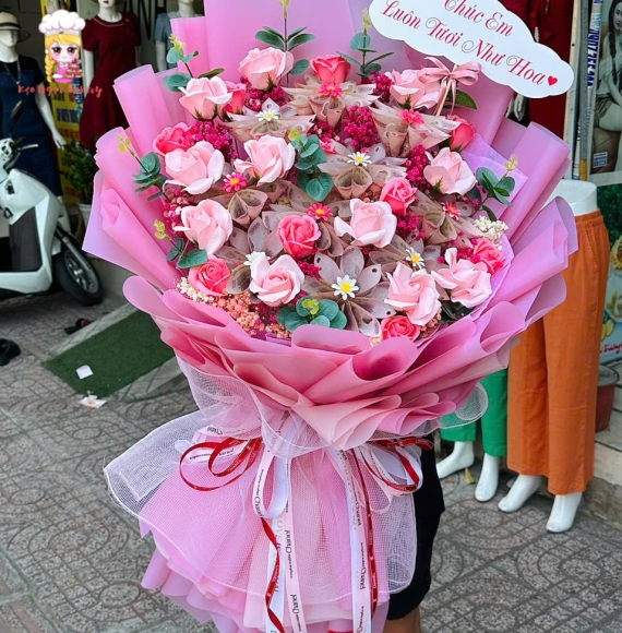 Bó hoa tiền khổng lồ 50k ở quận 12